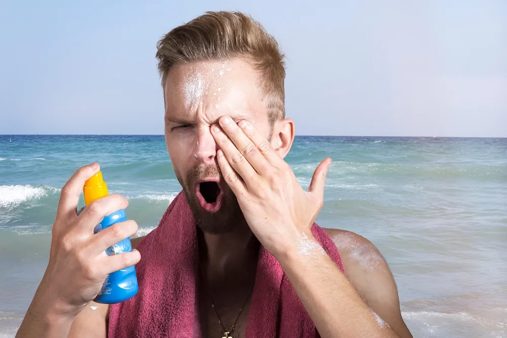 appliquer une crème solaire sur le visage