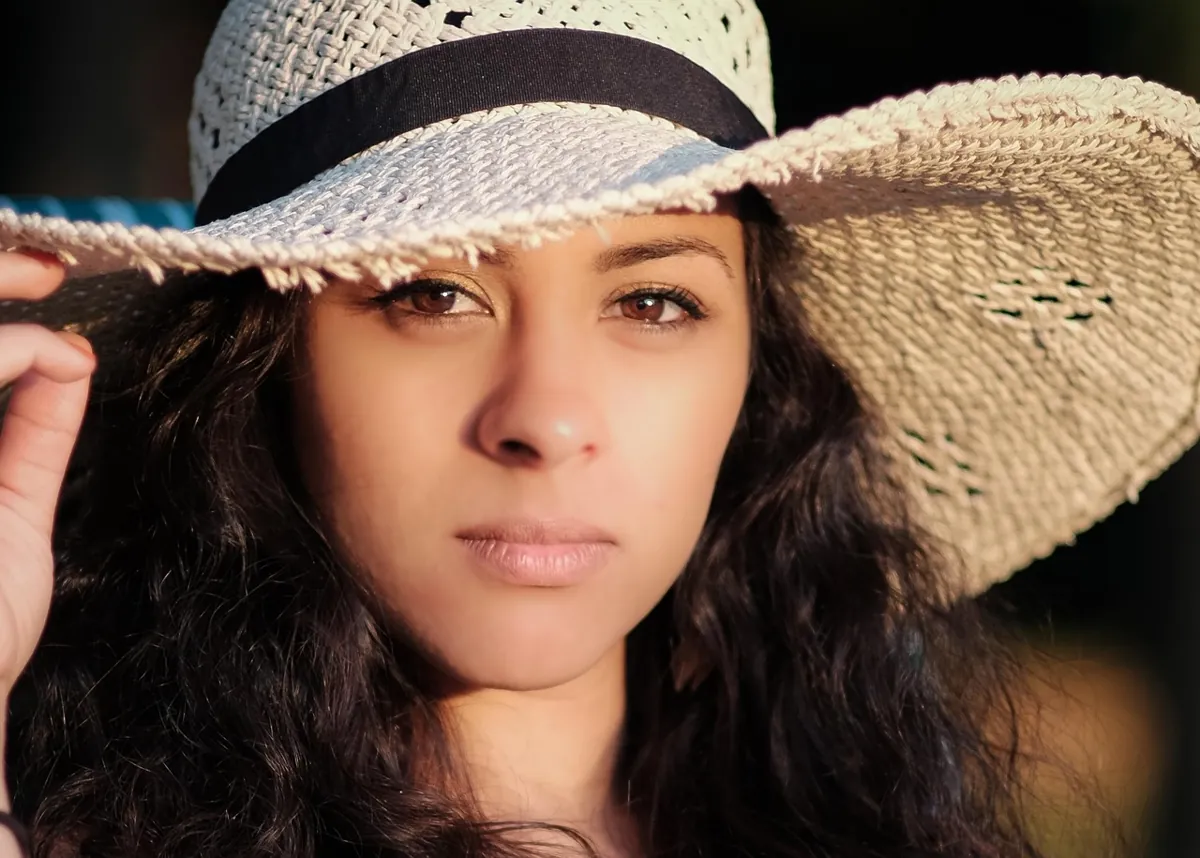 appliquer une crème solaire sur le visage