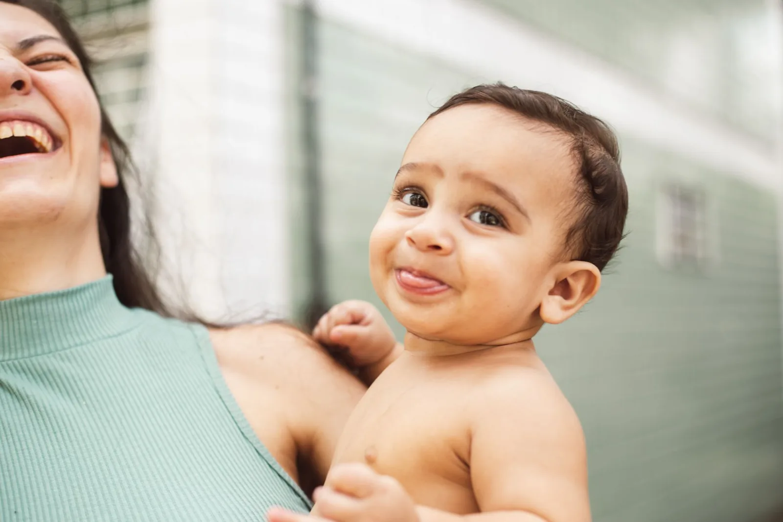 Bébé claque la langue : pourquoi et quand s’inquiéter