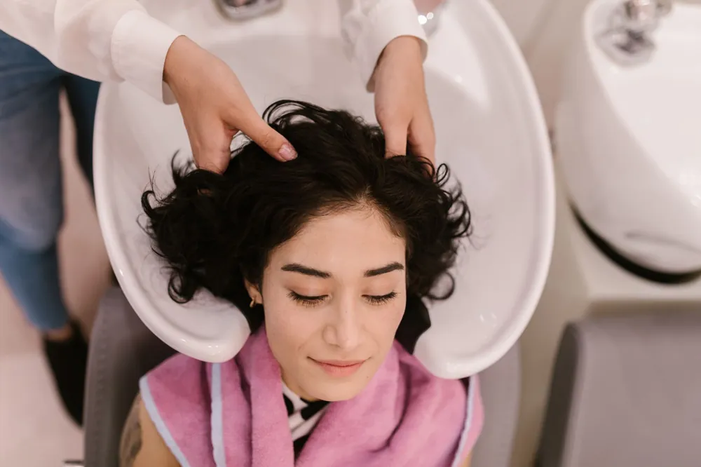 espacer lavages cheveux