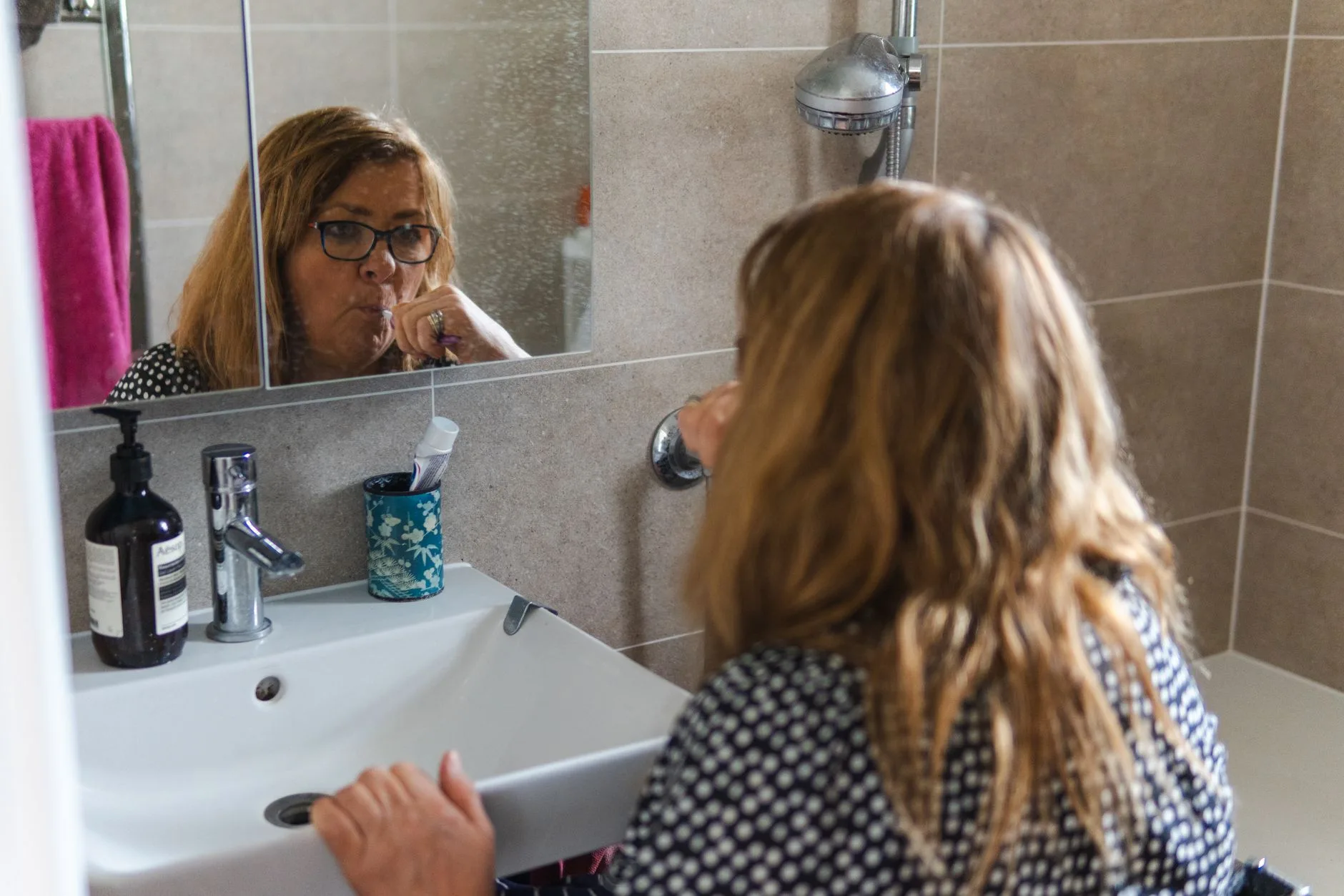 Femme constatant une chute de cheveux d'automne sur sa brosse