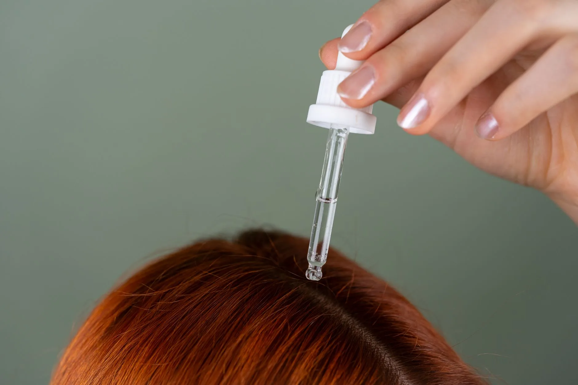 Huile de romarin cheveux : ce qu’elle fait vraiment et comment l’utiliser