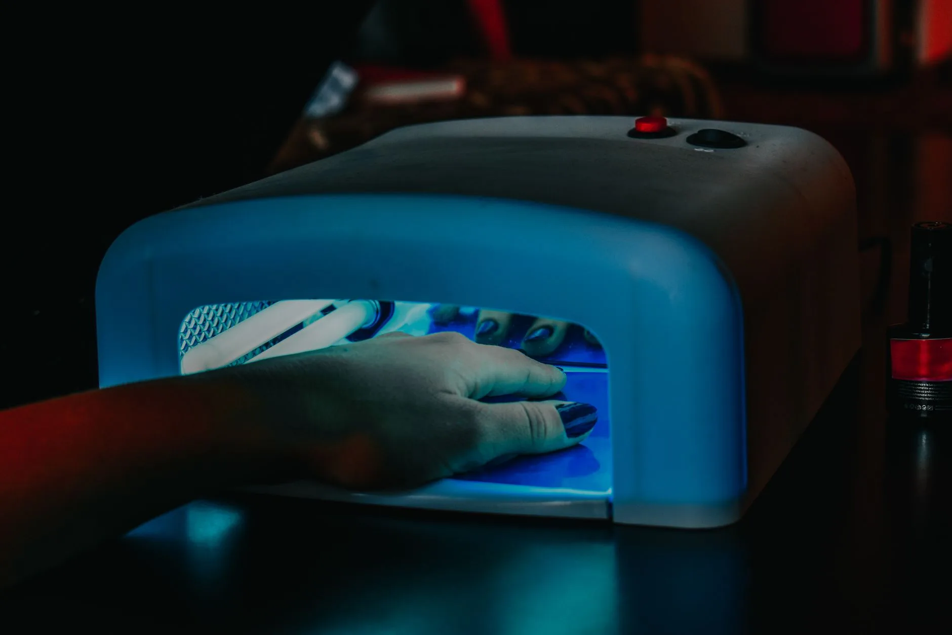 Ongles en gel : les vrais dangers et comment s’en protéger