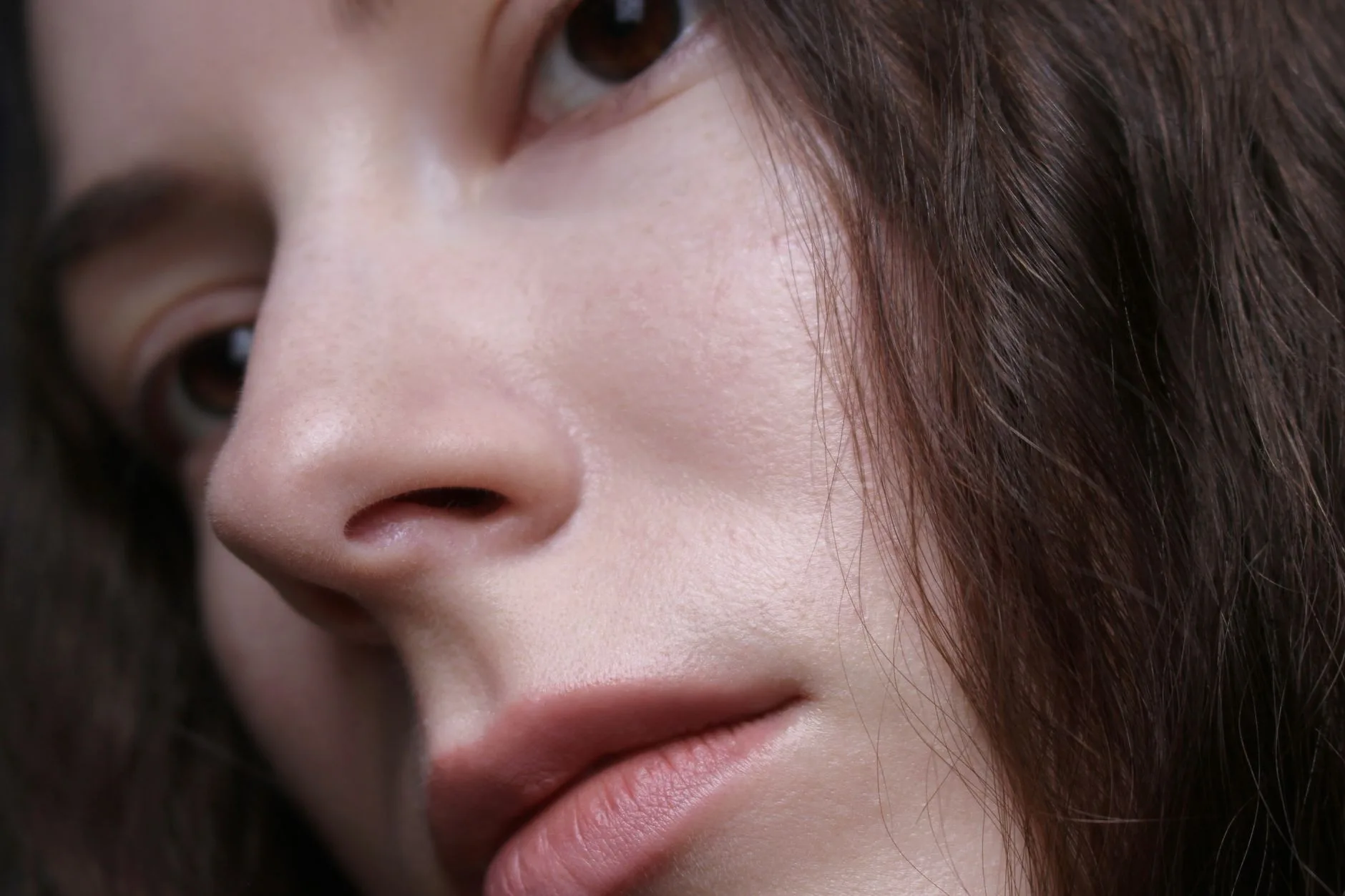 Taches brunes sur le visage : les identifier et les atténuer vraiment