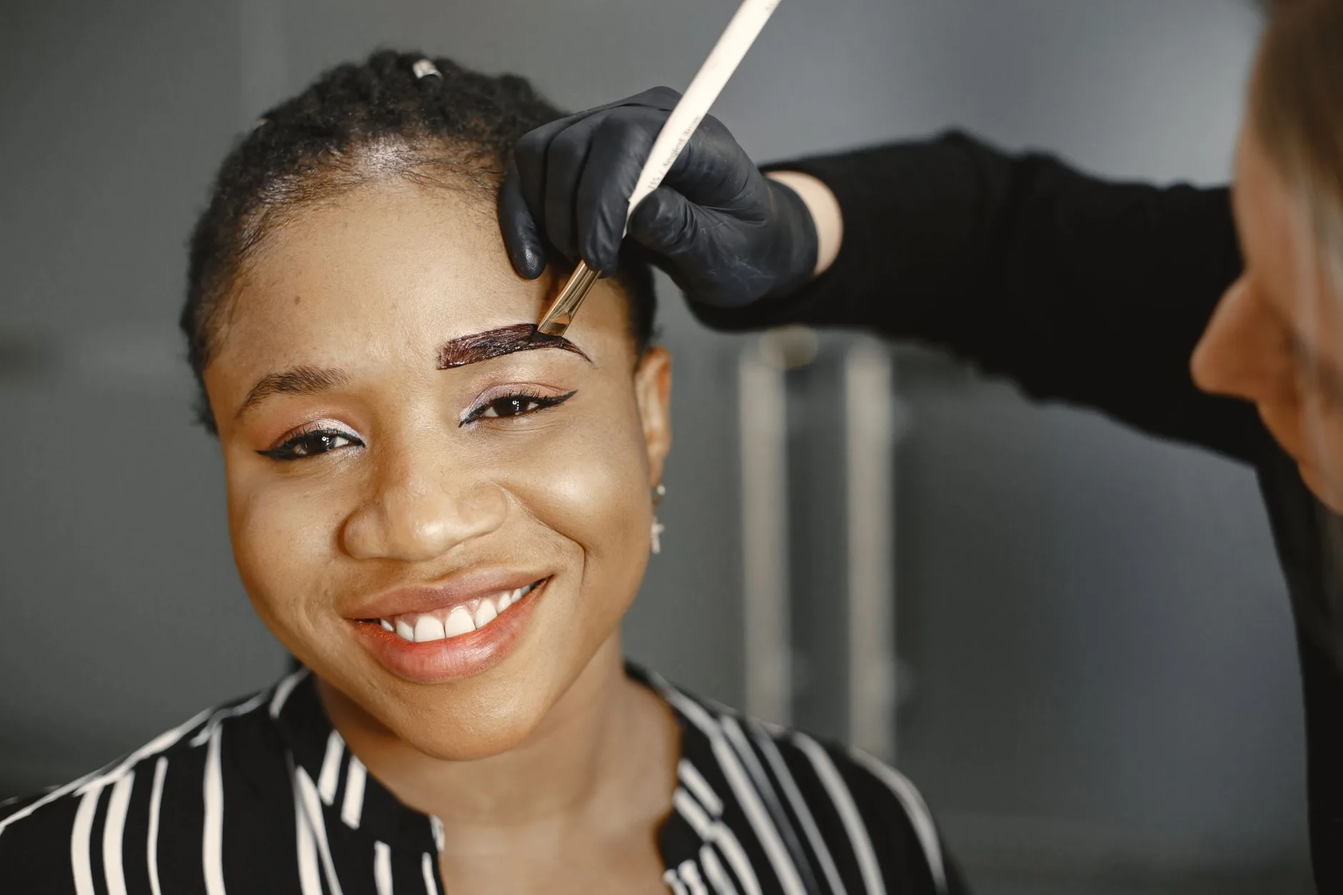 Lamination des sourcils : prix, tenue et risques du brow lift