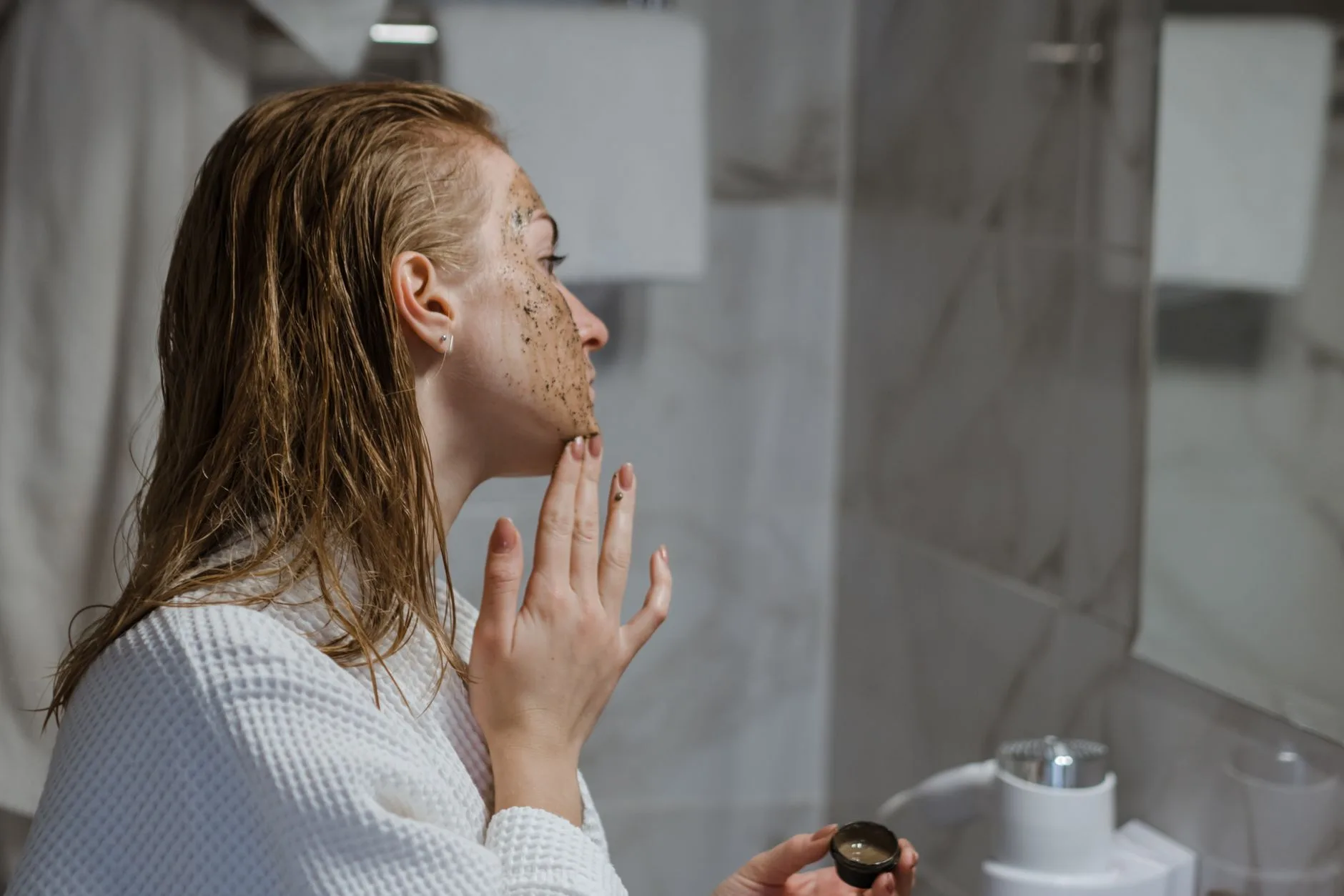 AHA, BHA ou PHA : lequel convient vraiment à votre peau ?