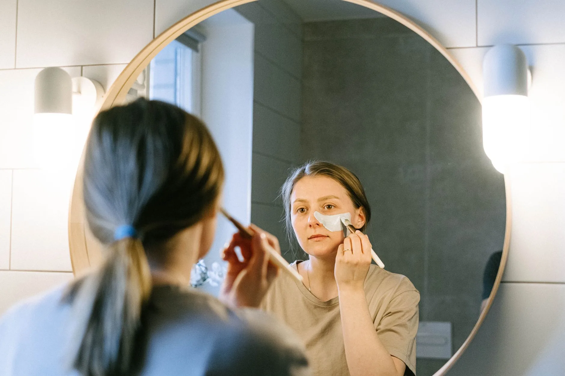 Application d'une fine couche de vaseline sur le visage en dernière étape de slugging